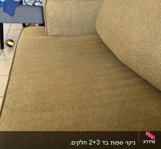 ספה חומה עם כרית ישיבה